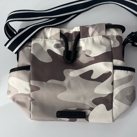 Tommy Hilfiger tote - Picture 2 of 5